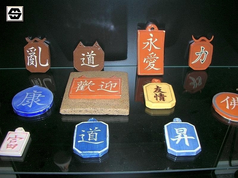 Medaillons aus Keramik